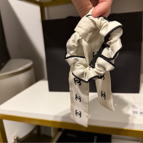 CHANEL HAIR TIE SILK OFF WHITE PREOWNED - Picture 3 of 8